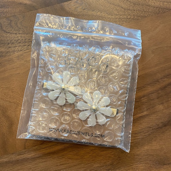NWT each flower barrette set - Picture 2 of 5